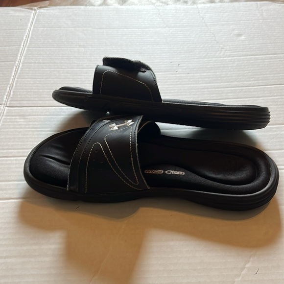 Under armor-4D foam cushion, foot bed, flip-flop, slides, sandals, size 9. Black - Picture 3 of 7